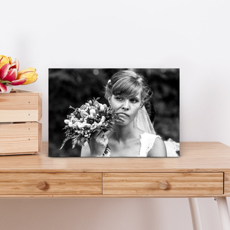 Mariée pensive avec bouquet - Portrait contemporain - Affiche murale florale, 12" H x 18" W