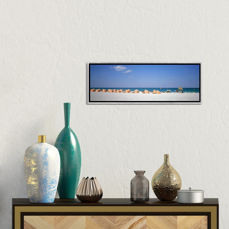 «Beach Scene» - reproduction de photo panoramique, Toile avec cadre argenté, H 12 po x l 36 po x 1,5 po