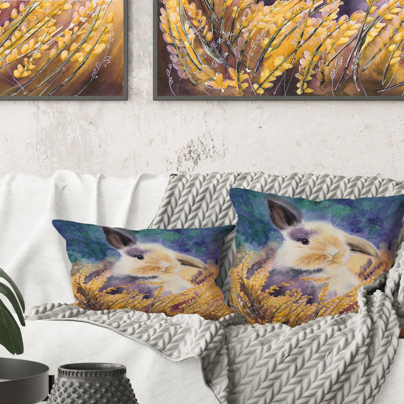 Mignon lapin moelleux sur un champ de fleurs jaunes - coussin décoratif traditionnel, 18 po x 18 po