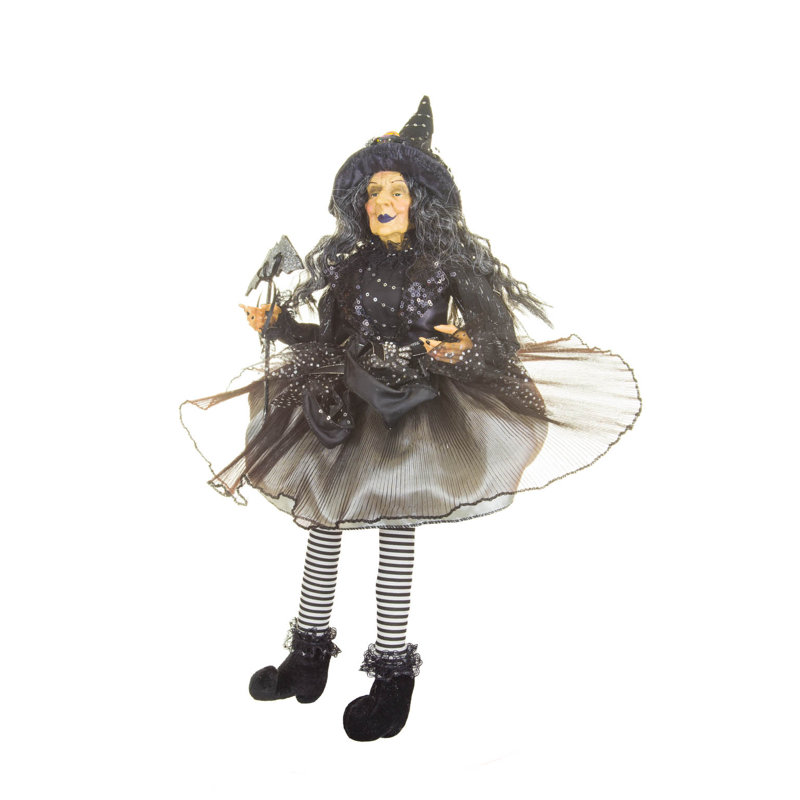 Sorcière noire souriante assise