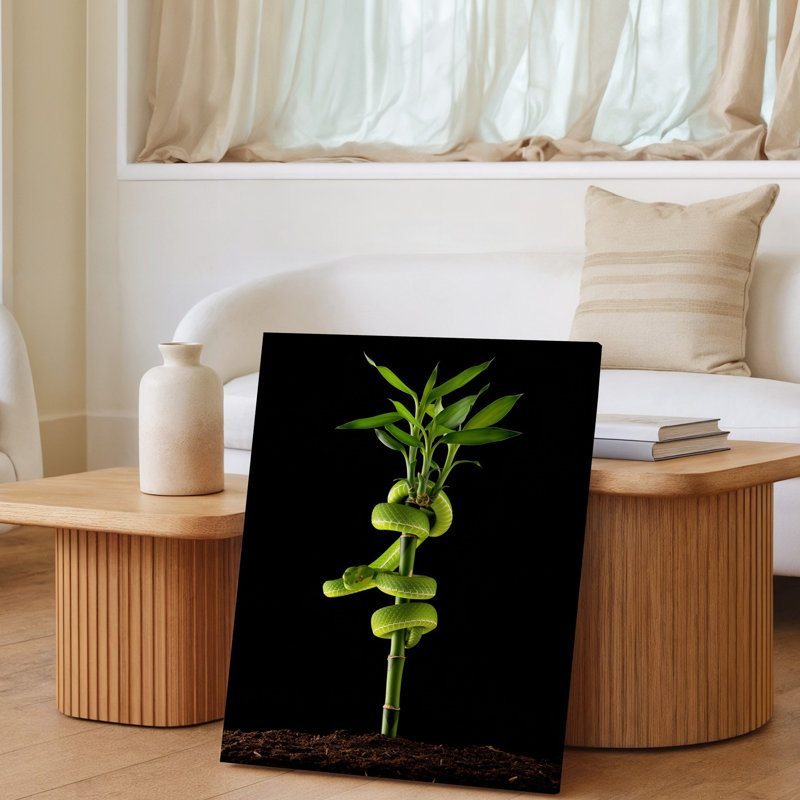 Reproduction d'art sur toile, un serpent vert vibrant enroulé autour d'une tige de bambou avec des feuilles vertes luxuriantes