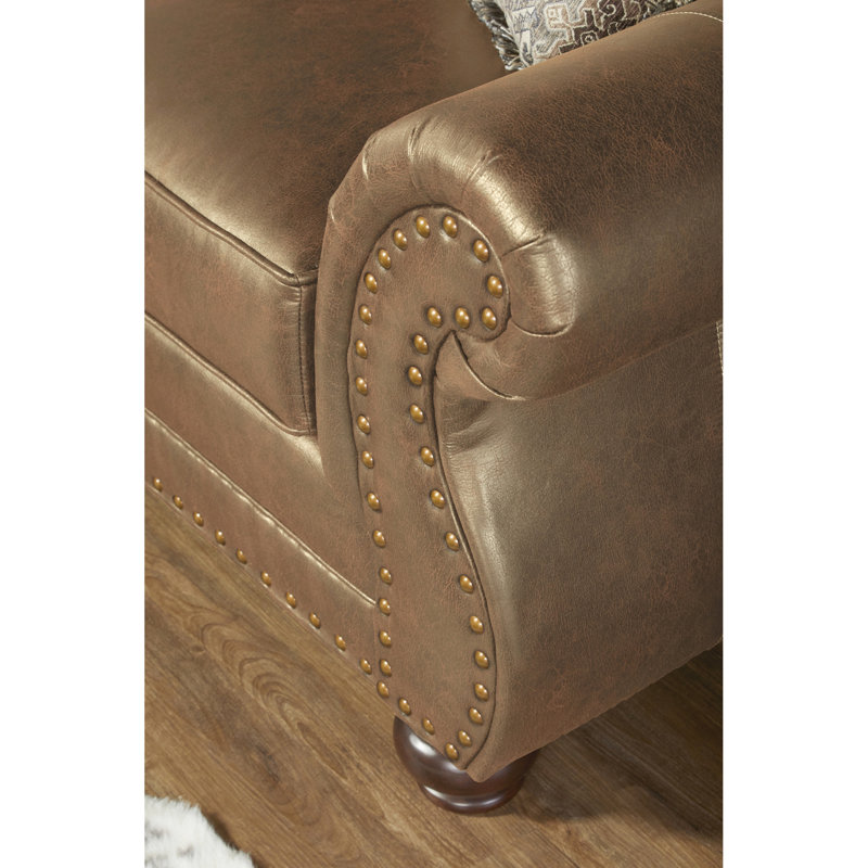 Chaise avec accoudoirs en similicuir et garniture cloutée brune, accoudoirs roulés, coussins confortables, fabrication en bois et revêtement brun moyen, garniture,