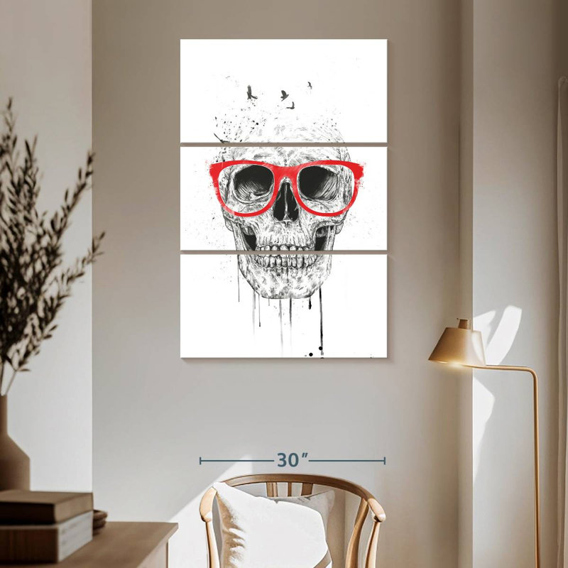 Crâne Kerner avec lunettes rouges, H 65 po x l 42 po