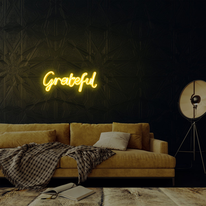 Bande lumineuse néon flexible et imperméable IP67, 14,2 x 7,1 x 0,8 pouces | Adaptateur mural 12V DC, 12,096 watts, système de suspension mural intégré | Couleur jaune vif, parfaite pour la décoration intérieure et l'éclairage de fête