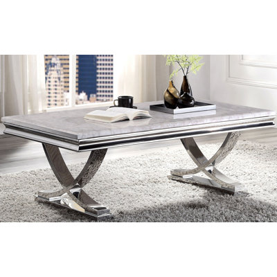 Table basse à pieds croisés