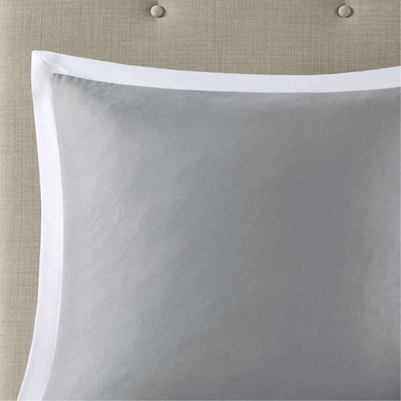 Ensemble d'édredon brodé sophistiqué 8 pièces en blanc et gris, hypoallergénique et facile à coordonner avec n'importe quel décor de chambre à coucher