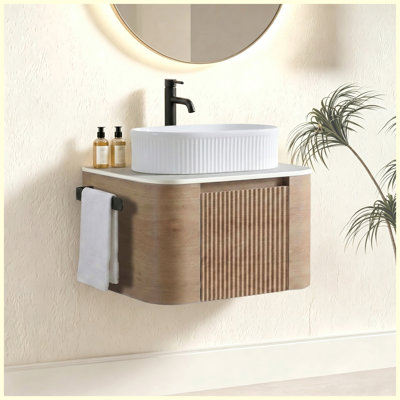 Meuble-lavabo mural 24 po en chêne miel avec lavabo, porte-serviettes gratuit, lavabo ovale en céramique rayé blanc, pré-assemblé