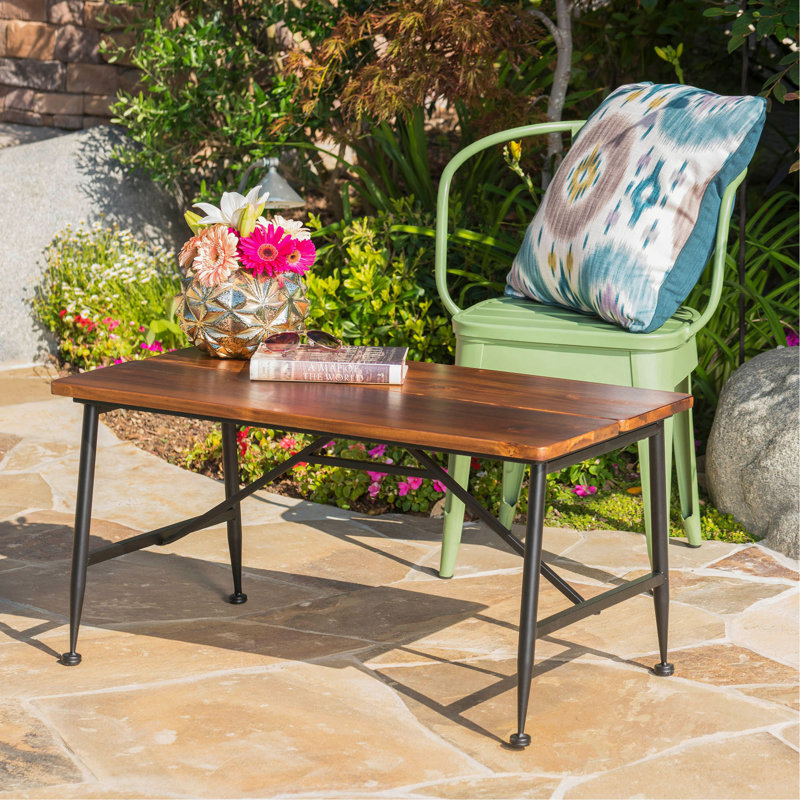 Table basse d'extérieur rectangulaire avec pieds tubulaires en angle et plateau en bois