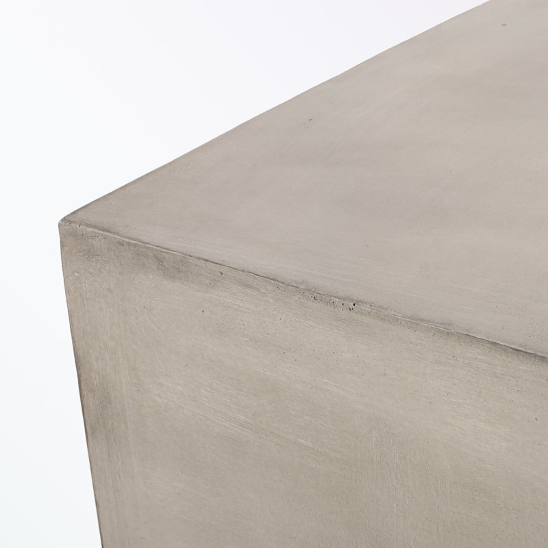 table de bout cubique avec base robuste