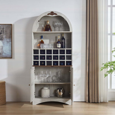 Armoire à vin arquée en bois avec support à vin amovible, surface en bois aggloméré anti-rayures, tablettes réglables et conception anti-basculement pour le salon et la salle à manger