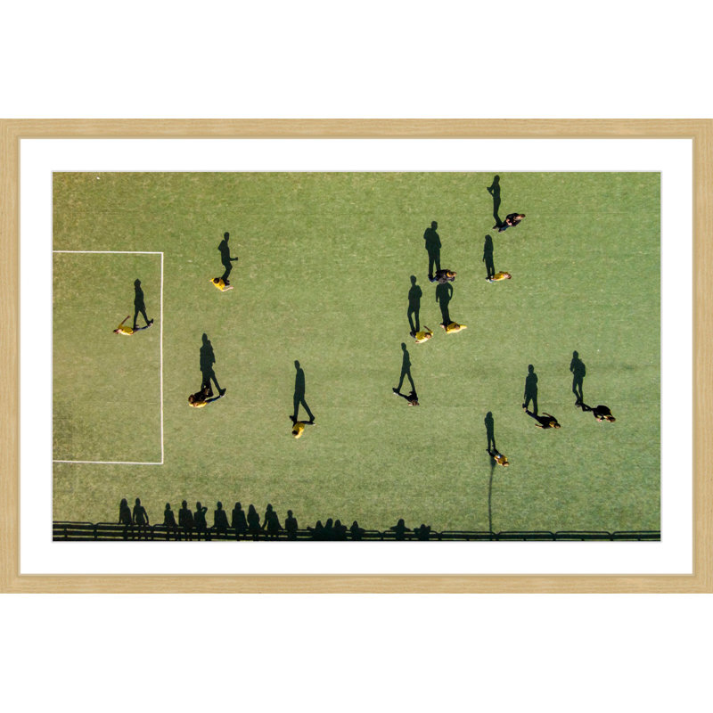 « football » par karolis janulis, reproduction d’art encadrée, 24 po x 36 po