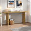 Console moderne avec structure de forme géométrique et grain de bois-362454758