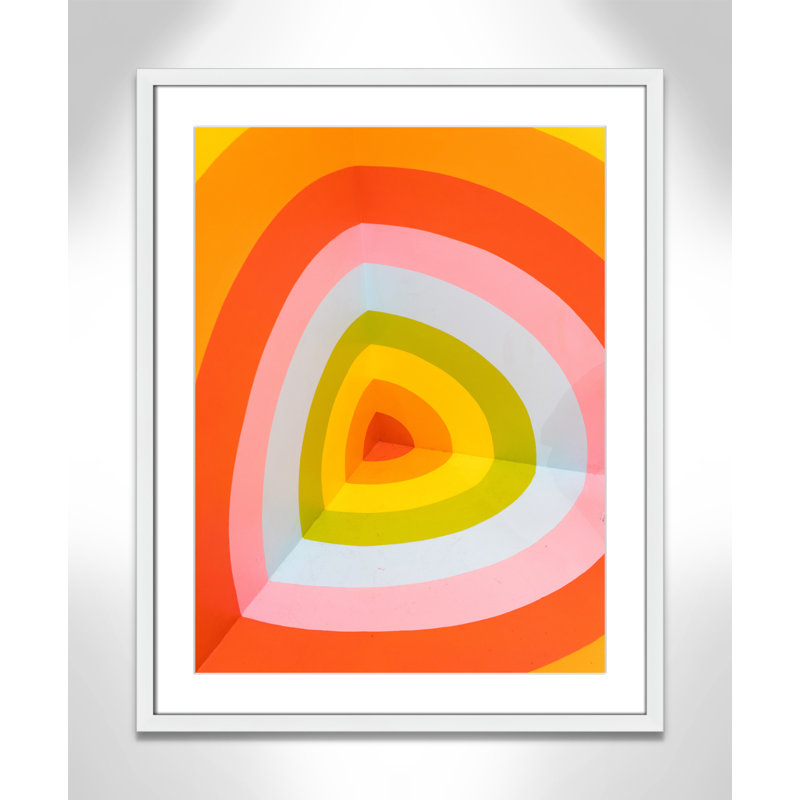 Imprimé Sherbet Bullseye par Jason Leung, H 29,5 po x l 23,5 po x P 2 po, Cadre photo blanc, Oui