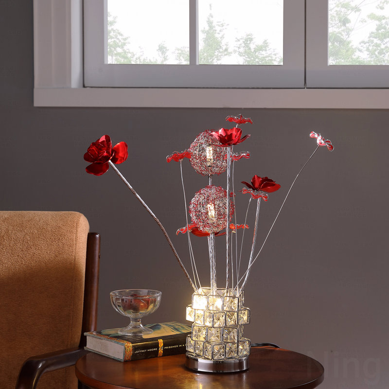 Lampe de table - Aluminium 4 roses rouges 6 pétales floraux 2 boutons floraux rouges / argentés sur un vase moderne chromé 4 carrés Hexagona