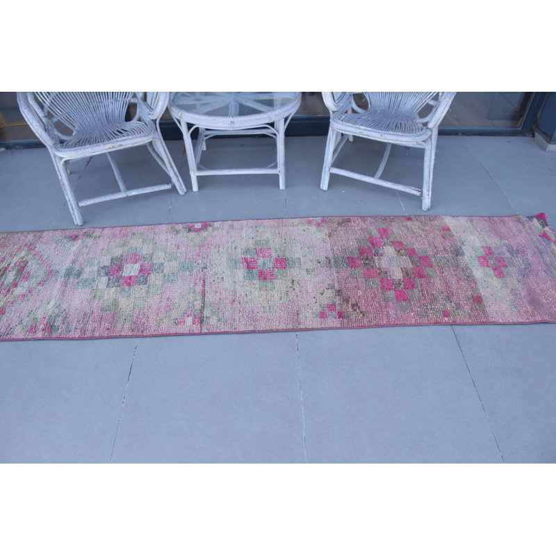 Tapis turc rétro Oushak rose pour décor de chambre à coucher ou de vestibule avec un motif anatolien