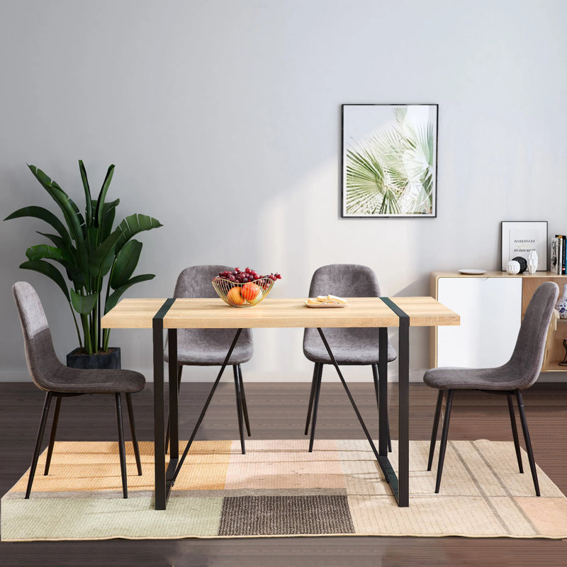 Ensemble repas pour quatre personnes