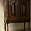 Armoire en bois de frêne avec détails sculptés-106955507