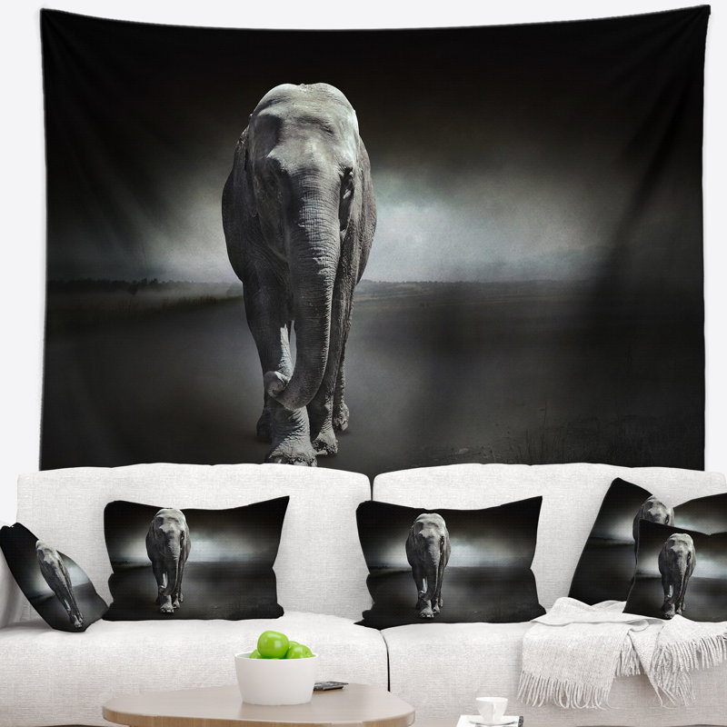 Grand éléphant sur tapisserie noir, H 32 po x l 39 po
