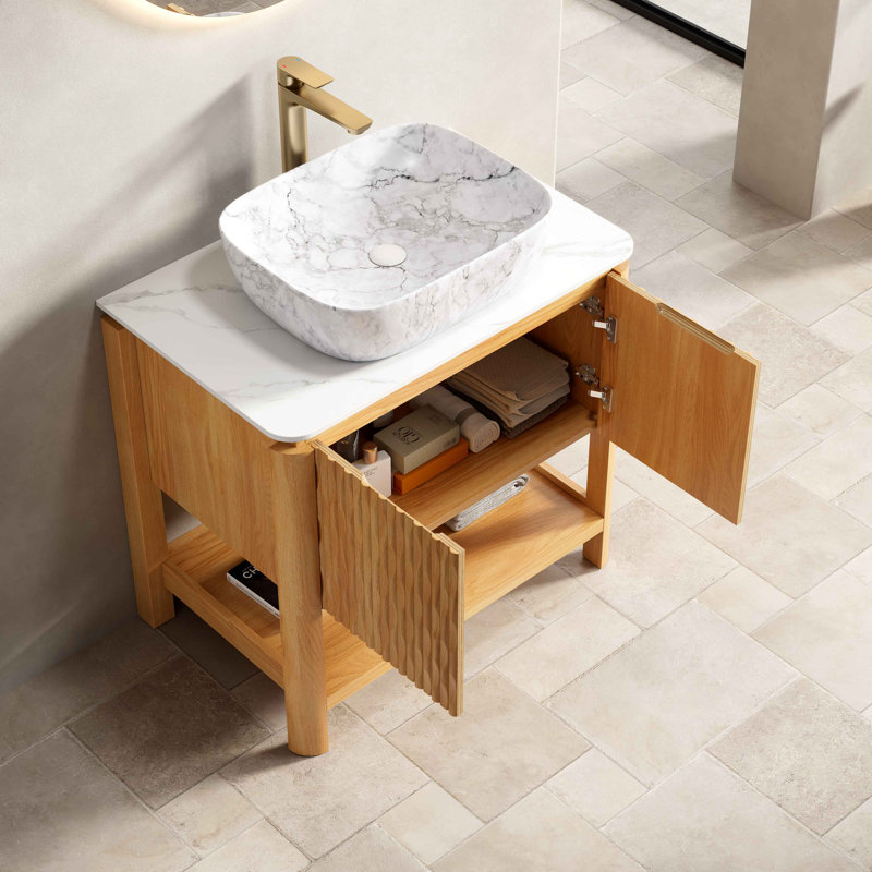 Meuble-lavabo de salle de bain, meuble de rangement autoportant en contreplaqué avec 2 portes en bambou texturé et tablette ouverte, lavabo en céramique à motif marbré et plateau en pierre frittée de Carrare