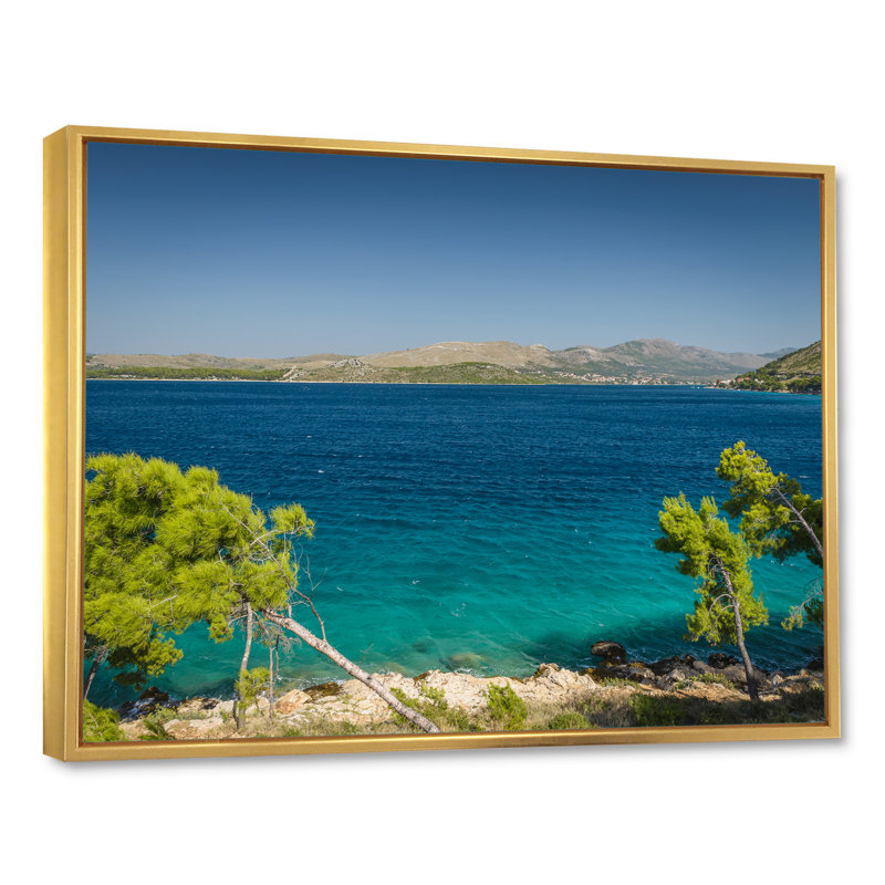 Plage avec eau cristalline en Croatie - Reproduction de photo sur toile, H 12 po x l 20 po x P 1 po, Cadre flottant doré