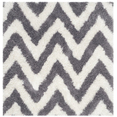 Tapis gris / blanc à poil long fabriqué à la main à motif de chevron Helenie