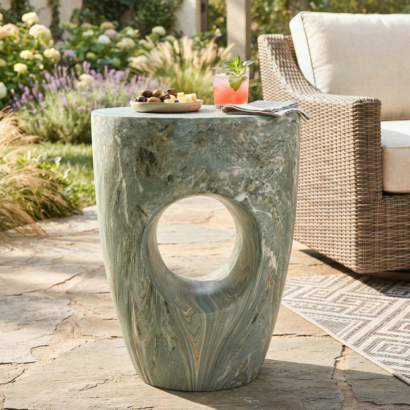 Table d'appoint moderne avec décoration, tabouret de jardin extérieur et table de bout intérieure