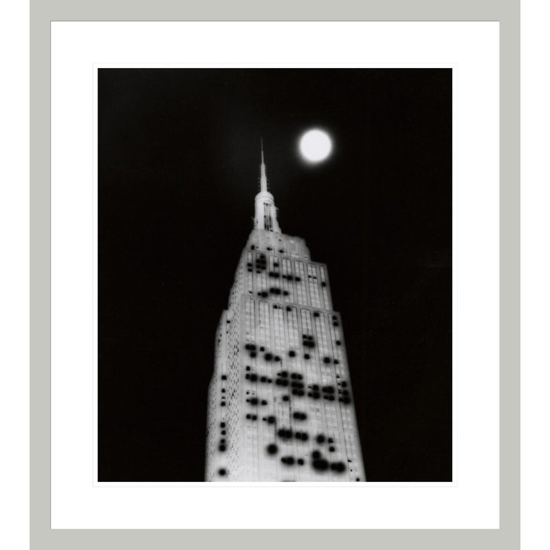 Empire State Bldg. par Weegee - Impression giclée encadrée, H 26,34 po x l 23,5 po