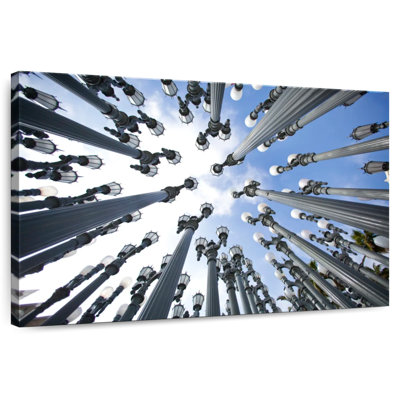 Lilie Lamppost Sculpture In Los Angeles
