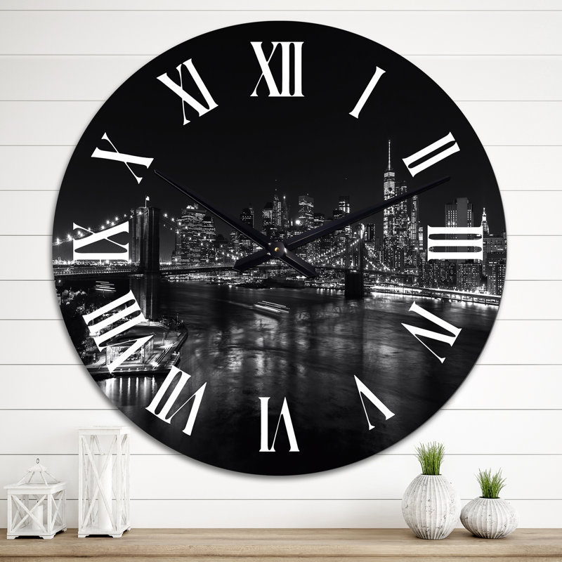Image en noir et blanc de l'horizon de Manhattan - horloge murale Colonial, Moyen
