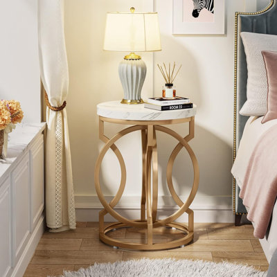Table de bout ronde de 20 po avec plateau en faux marbre, table d'appoint moderne avec base dorée en forme de O, table de chevet pour le salon et la chambre à coucher, finition blanche et dorée