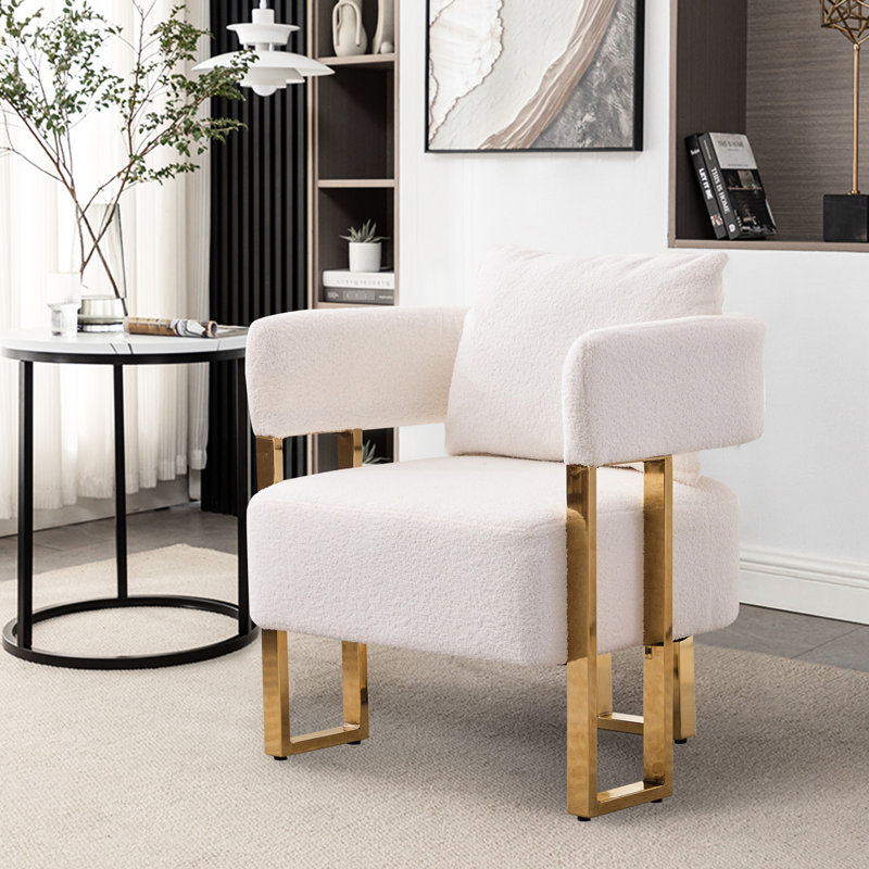Chaise blanche avec pattes en métal doré et revêtement en molleton mince pour un confort optimal. Style moderne, décoratif, stable et moelleux.
