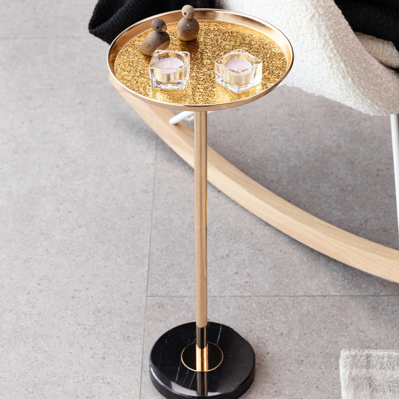 Table d'appoint avec plateau en marbre : piètement en métal, hauteur réglable, plateau résistant. Table décorative : style naturel et élégant.