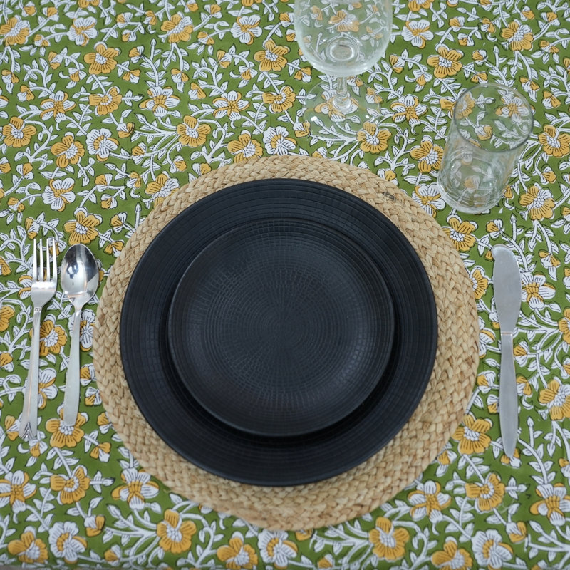 Housse de table Green Bloom - Fleurs fraîches pour un repas quotidien, Saundarya, vert, L 72 po x L 118 po