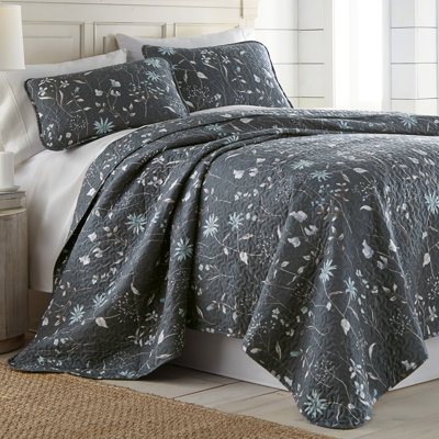 Ensemble de courtepointe réversible Secret Meadow de Southshore Fine Linens, bleu, en microfibre doublement brossée à motif floral avec matelassage brodé, couvre-lit léger toutes saisons, 1 courtepointe et 2 taies d'oreiller, grand lit / très grand lit