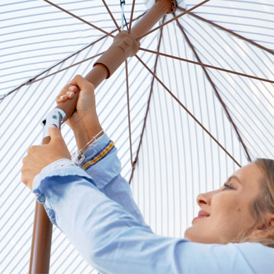 Parasol de patio à franges de 7 pi, UPF50 +, nervures en acier de qualité supérieure, inclinaison à bouton-poussoir, rayures bleu marine (base non incluse)