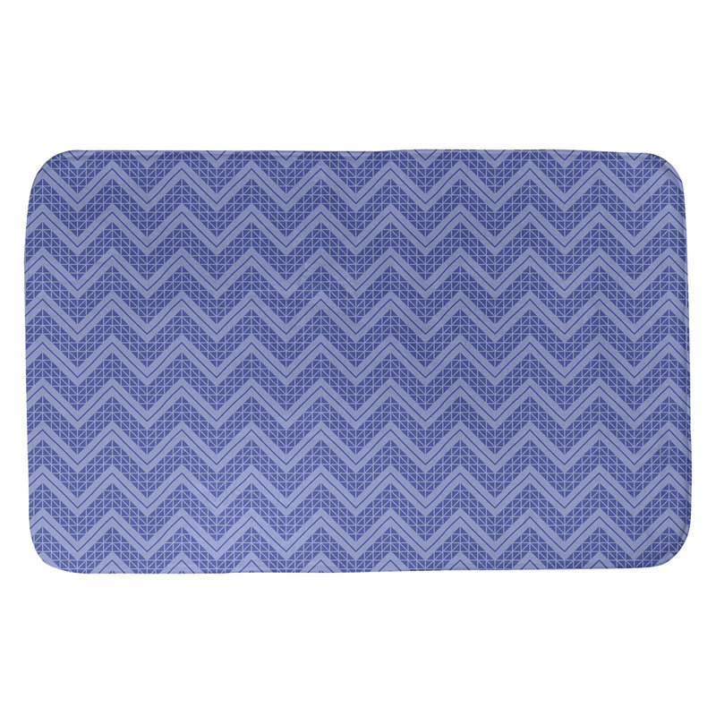 Tapis pour salle de bain à motif à chevrons à la main Stephenie, l 17 po x L 24 po, Bleu / bleu pastel