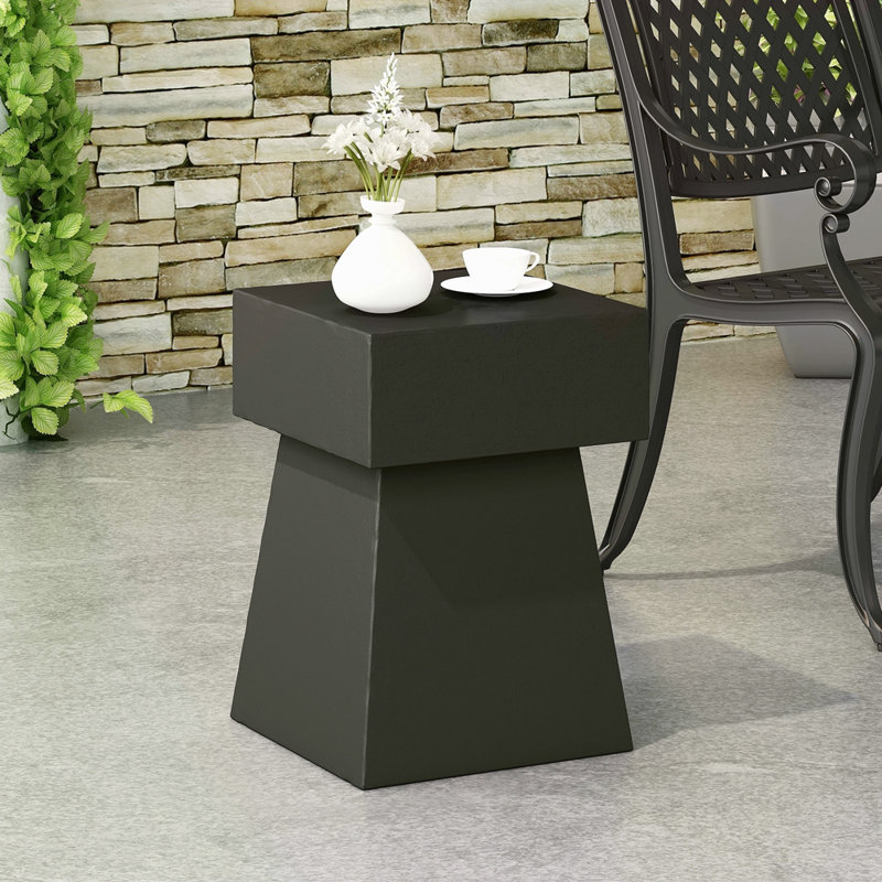 Petite table d'appoint de jardin avec balcon et peu d'espace