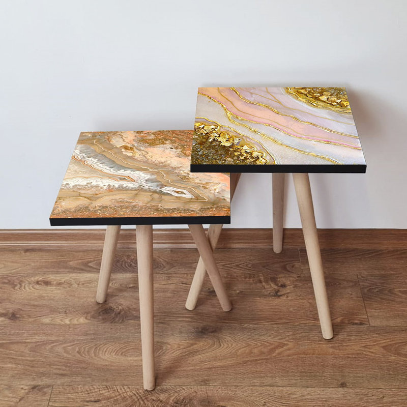 Ensemble de 2 tables gigognes Modernes, saumon et or avec accents blancs et roses, 13,8 x 18,5 x 13,8 pouces | 100% panneau de fibres à densité moyenne avec pieds en bois de hêtre, design élégant en marbre | Parfait pour le salon et les espaces contemporains