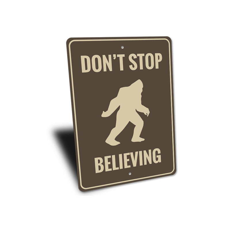 Panneau «Dont Stop Believing Bigfoot» en aluminium, H 14 po x l 10 po x P 0,04 po
