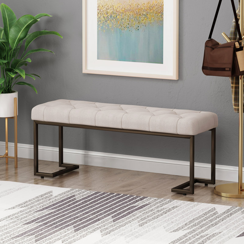 Banc rembourré à boutons beige et bronze, pièce intérieure moderne, structure ouverte, lignes droites, pieds à finition lisse, pi