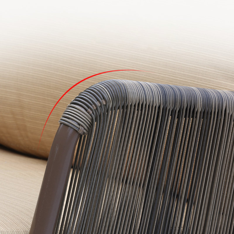 Chaise berçante confortable en rotin