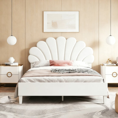 Lit plateforme double en velours avec tête de lit en forme de coquille, cadre de lit tapissier blanc avec support en lattes de bois, aucun sommier tapissier requis