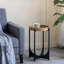 Table plateau brun avec base géométrique noire