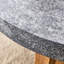 Table ronde grise texturée de 31,4 po de diamètre avec pieds croisés au design stable pour un salon tentant
