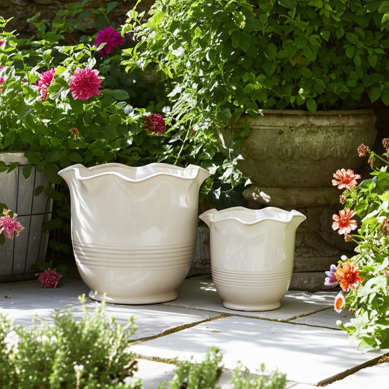 Ensemble de 2 jardinières en céramique à bords festonnés et nervurés, Ivory