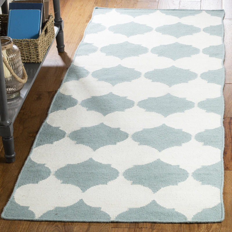 Tapis géométrique ivoire / bleu clair en laine tissé à la main à motif de bananes Rodgers, Tapis de couloir 2 pi 6 po x 7 pi