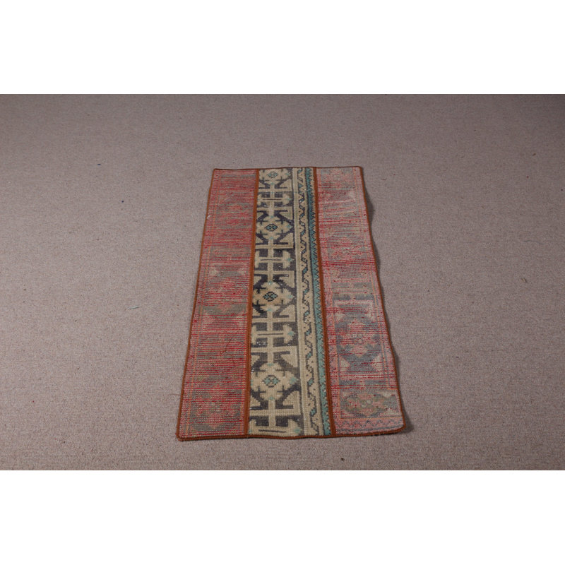 Petit tapis turc en laine rouge parfait pour ajouter une touche rétro à votre porte ou à votre dortoir