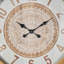 Horloge murale brune avec fond blanc