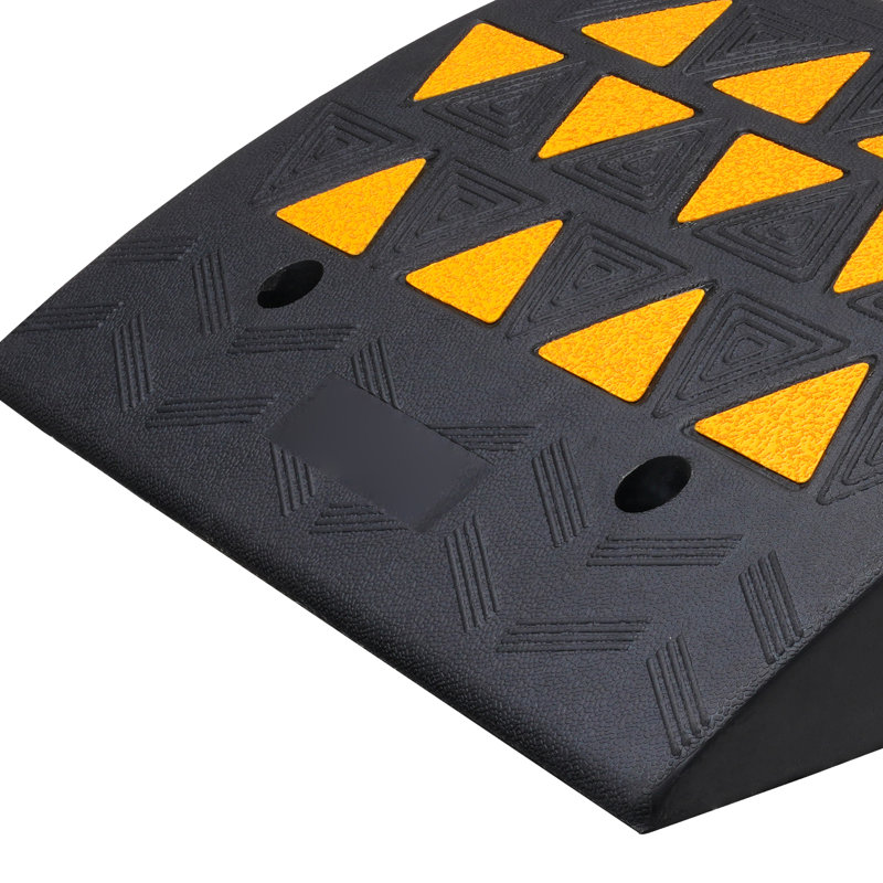 Ensemble de 2 rampes en caoutchouc 20,08 po x 16,14 po x 10,63 po. Ensemble de 2 rampes en caoutchouc noir. Capacité de 33069 lb.