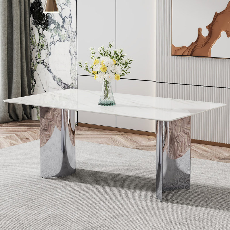 Table de salle à manger moderne et minimaliste. Le bureau en verre imitation marbre est équipé de pieds en métal